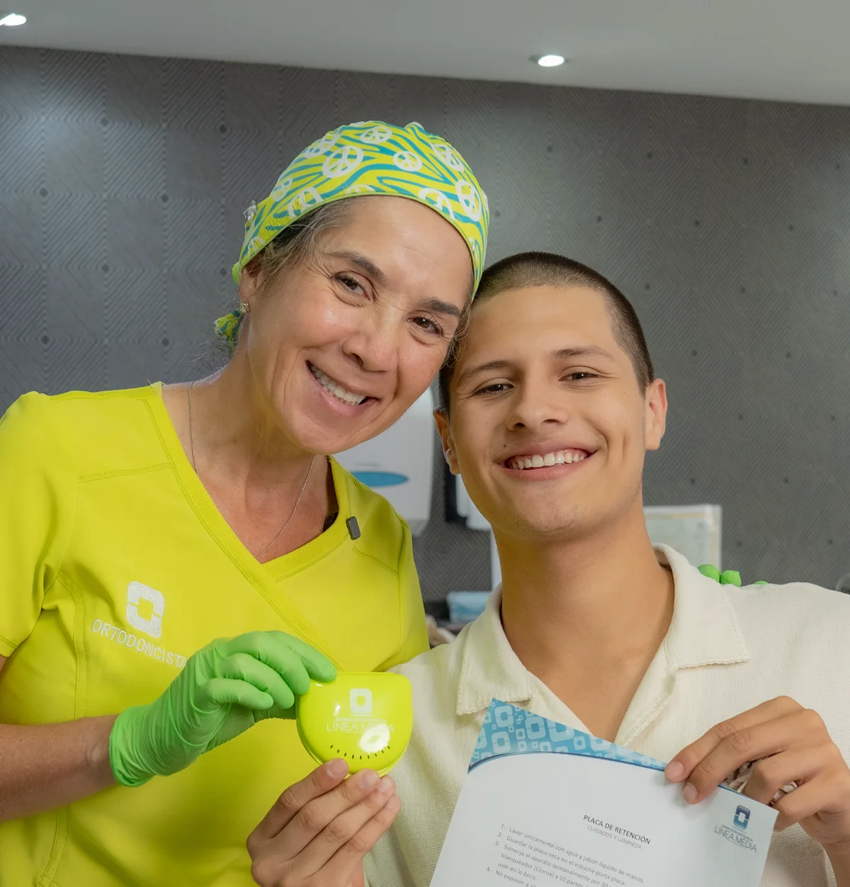 Paciente terminando su tratamiento con la doctora